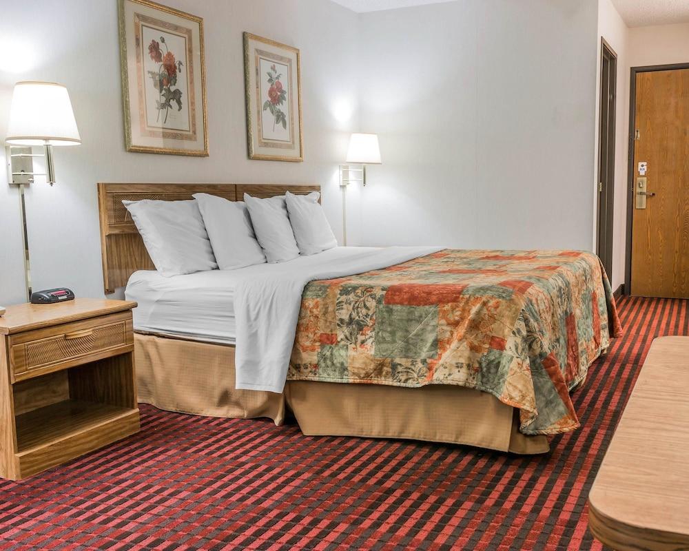 Rodeway Inn Coopersville Экстерьер фото
