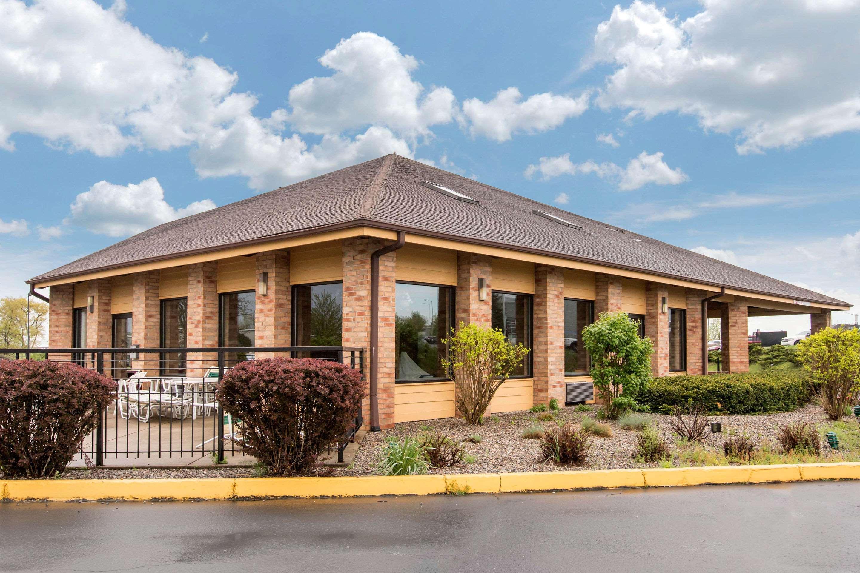 Rodeway Inn Coopersville Экстерьер фото