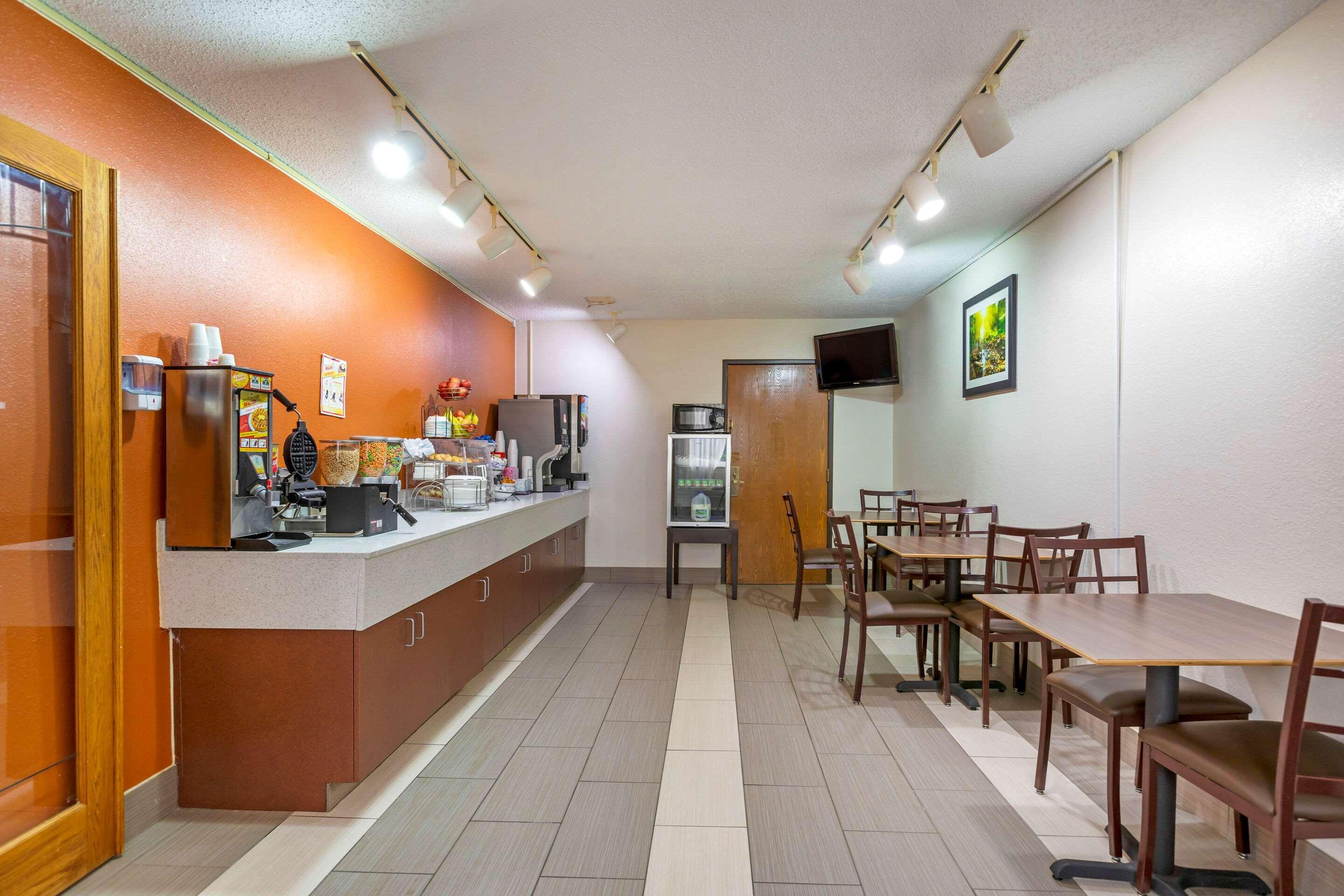 Rodeway Inn Coopersville Экстерьер фото