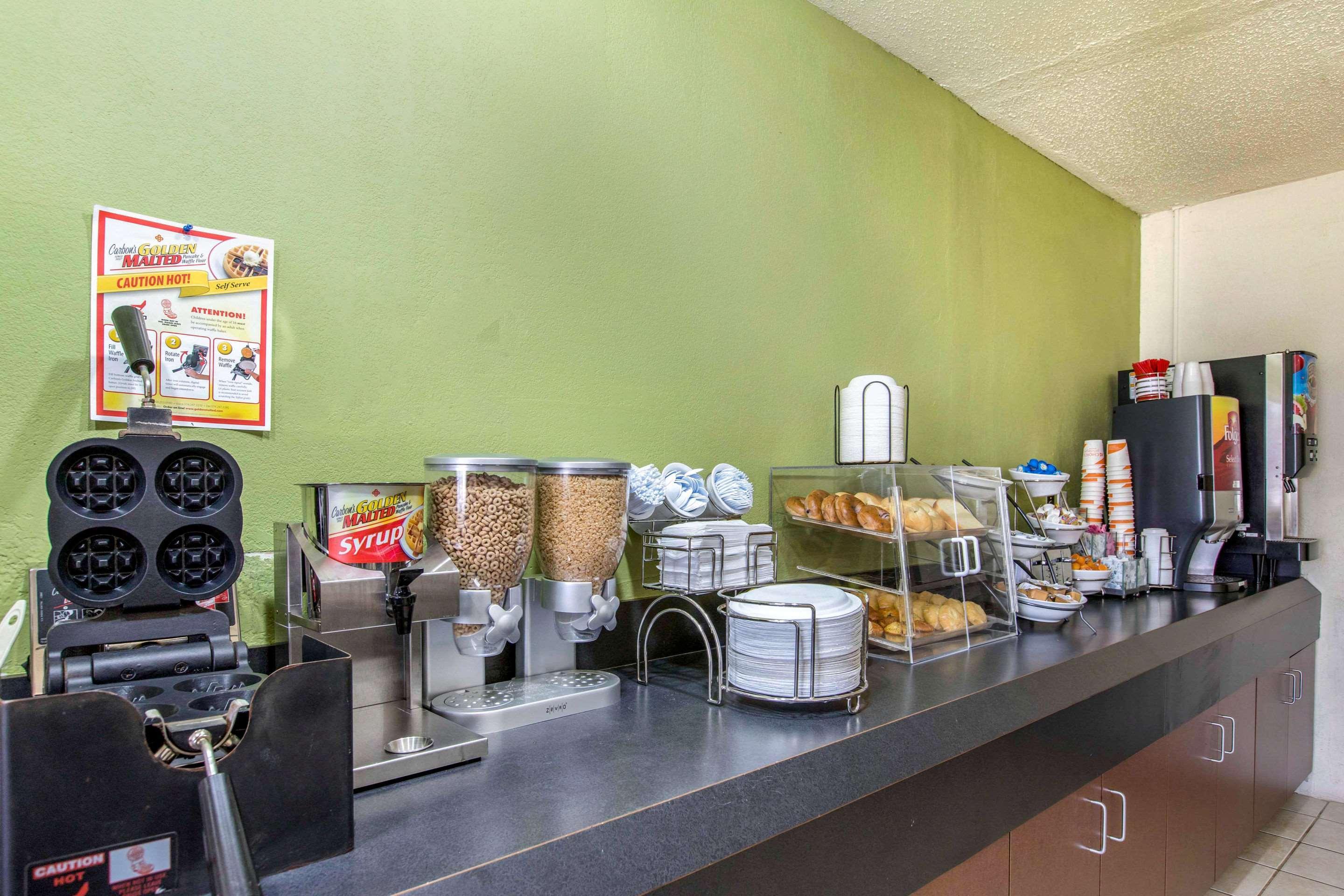 Rodeway Inn Coopersville Экстерьер фото